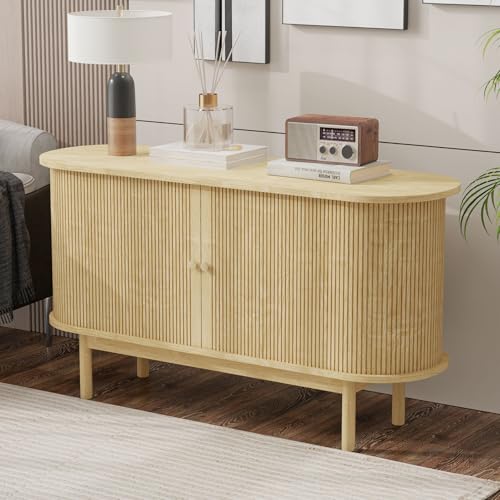 Latten Sideboard, Kommode mit Lamellen-Optik Schiebetüren, Anrichte mit Beine und Griffe, Highboard mit Verstellbare Einlegeböden, Wohnzimmerschrank für Wohnzimmer, Küche, 138x43x75cm, Eiche (Eiche) Latten Sideboard, Kommode mit Lamellen-Optik Schiebetüren, Anrichte mit Beine und Griffe, Highboard mit Verstellbare Einlegeböden, Wohnzimmerschrank für Wohnzimmer, Küche, 138x43x75cm, Eiche (Eiche)